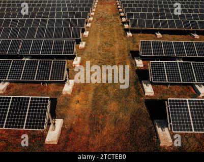 DTE Solarkraftanlage (517 kW DC) in St. Clair RESA Schule in Marysville, Michigan, USA (Filmtoning) Stockfoto