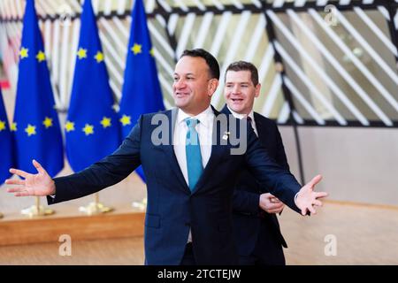 Bruxelles, Belgique. Dezember 2023. © Nicolas Landemard/Le Pictorium/MAXPPP - Brüssel 14/12/2023 Leo Varadkar. Arrivees des Chefs d'etats au sommet europeen. Quelle: MAXPPP/Alamy Live News Stockfoto