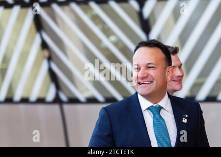 Bruxelles, Belgique. Dezember 2023. © Nicolas Landemard/Le Pictorium/MAXPPP - Brüssel 14/12/2023 Leo Varadkar. Arrivees des Chefs d'etats au sommet europeen. Quelle: MAXPPP/Alamy Live News Stockfoto