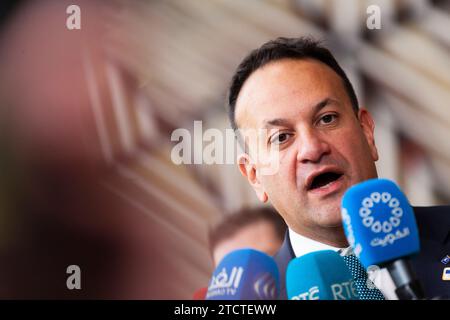 Bruxelles, Belgique. Dezember 2023. © Nicolas Landemard/Le Pictorium/MAXPPP - Brüssel 14/12/2023 Leo Varadkar. Arrivees des Chefs d'etats au sommet europeen. Quelle: MAXPPP/Alamy Live News Stockfoto