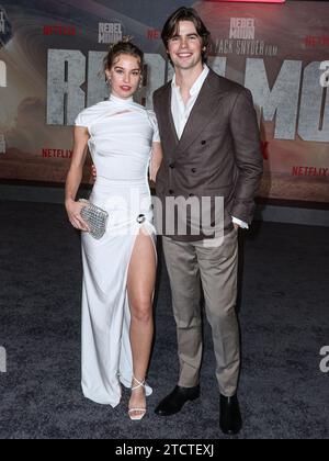 Hollywood, Usa. Dezember 2023. HOLLYWOOD, LOS ANGELES, KALIFORNIEN, USA - 13. DEZEMBER: Elle Chapman und Patrick Luwis kommen zur Los Angeles Premiere von Netflix 'Rebel Moon - Part One: A Child of Fire', die am 13. Dezember 2023 im TCL Chinese Theatre IMAX in Hollywood, Los Angeles, Kalifornien, USA stattfindet. (Foto: Xavier Collin/Image Press Agency) Credit: Image Press Agency/Alamy Live News Stockfoto