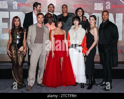 Hollywood, Usa. Dezember 2023. HOLLYWOOD, LOS ANGELES, KALIFORNIEN, USA - 13. DEZEMBER: Cleopatra Coleman, Ed Skrein, Michiel Huisman, Djimon Hounsou, Charlie Hunnam, Sofia Boutella, Staz Nair, Bae doona, Fra Fee, E. Duffy und Ray Fisher kommen zur Los Angeles Premiere von Netflix's „Rebel Moon - Part One: A Child of Fire“, die am 13. Dezember 2023 im TCL Chinese Theatre IMAX in Hollywood, Los Angeles, Kalifornien, USA stattfindet. (Foto: Xavier Collin/Image Press Agency) Credit: Image Press Agency/Alamy Live News Stockfoto