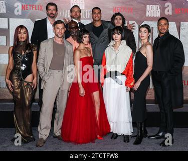 Hollywood, Usa. Dezember 2023. HOLLYWOOD, LOS ANGELES, KALIFORNIEN, USA - 13. DEZEMBER: Cleopatra Coleman, Ed Skrein, Michiel Huisman, Djimon Hounsou, Charlie Hunnam, Sofia Boutella, Staz Nair, Bae doona, Fra Fee, E. Duffy und Ray Fisher kommen zur Los Angeles Premiere von Netflix's „Rebel Moon - Part One: A Child of Fire“, die am 13. Dezember 2023 im TCL Chinese Theatre IMAX in Hollywood, Los Angeles, Kalifornien, USA stattfindet. (Foto: Xavier Collin/Image Press Agency) Credit: Image Press Agency/Alamy Live News Stockfoto