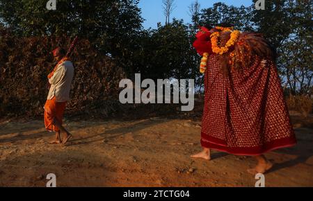 Dhading, Bagmati, Nepal. Dezember 2023. Devotee trägt die Göttin in einer Parade während der Feier des Tripurasundari-Festivals in Dhading, Nepal am 14. Dezember 2023. Gläubige tragen die Göttin Tripurasundari Bhagwati während des Festivals vom Tempel des Salyankot zum Tempel hinunter im Salyanbesi-Tal am Ufer des Netrawati-Flusses. Die Göttin Tripurasundari Bhagwati reist jährlich in drei verschiedenen Tempeln, um religistische Rituale durchzuführen. Quelle: ZUMA Press, Inc./Alamy Live News Stockfoto