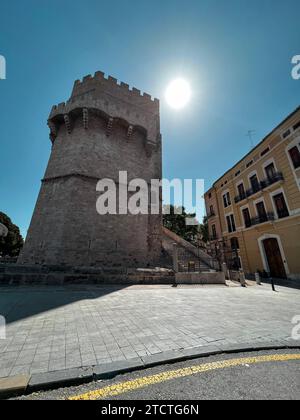 Valencia, Spanien - 3. September 2022: Das Serrans-Tor oder Serranos-Tor ist eines der zwölf Tore, die Teil der alten Stadtmauer, der Muralla CRI, waren Stockfoto