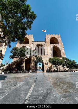 Valencia, Spanien - 3. September 2022: Das Serrans-Tor oder Serranos-Tor ist eines der zwölf Tore, die Teil der alten Stadtmauer, der Muralla CRI, waren Stockfoto