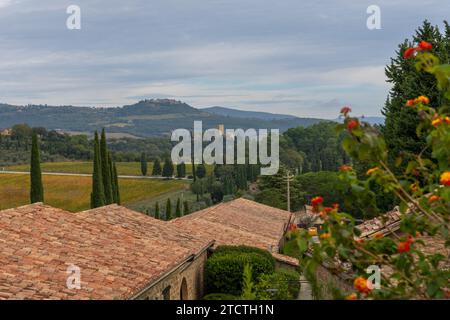 Montalcino, Italien - 16. November 2023: Blick vom Weinort Banfi in die sanften Hügel der Toskana mit Blick auf das Schloss und die Dörfer auf den Hügeln Stockfoto