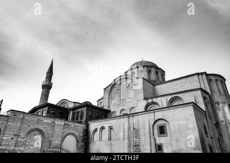 Die Zeyrek-Moschee oder das Kloster des Pantokrators ist eine große Moschee im Stadtteil Fatih in Istanbul mit Blick auf das Goldene Horn. Stockfoto