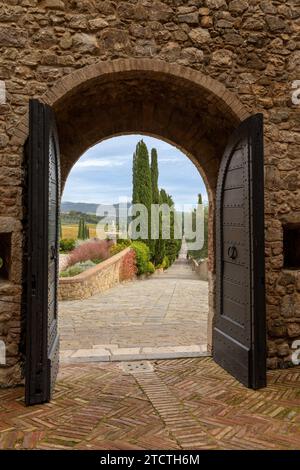 Montalcino, Italien - 16. November 2023: Blick aus dem Burgtor von Poggio alle Mura in die toskanischen Hügel Stockfoto