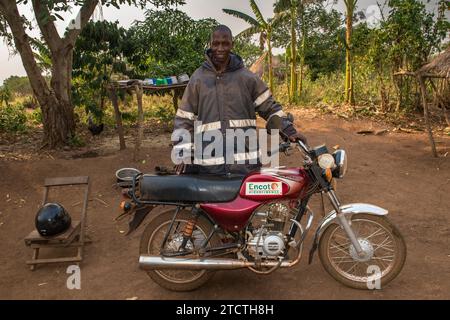 Leihoffizier der Encot Mikrofiance Institution auf dem Weg zu Kunden in einem abgelegenen Dorf in der westlichen Region, Uganda Stockfoto