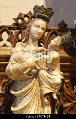 Gekrönte Madonna und Kinderstatue im Cau Ferrat Museum, Sitges, Spanien Stockfoto