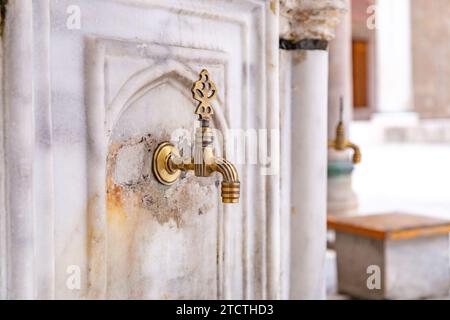 Waschbrunnen im Innenhof der Sehzade Moschee, einer osmanischen Kaisermoschee aus dem 16. Jahrhundert auf dem dritten Hügel von Istanbul, Turkije. Stockfoto