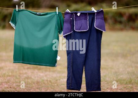 Gewaschene Wäsche, die draußen an einem Seil trocknet. Frankreich. Stockfoto