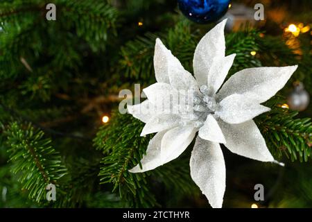 Augsburg, Bayern, Deutschland - 13. Dezember 2023: Christbaumkugel und Schmuck an einem Weihnachtsbaum zu Weihnachten *** Christbaumkugel und Schmuck an einem Weihnachtsbaum zu Weihnachten Stockfoto