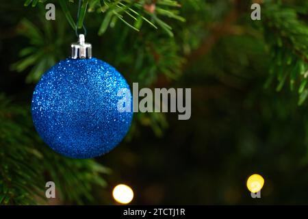 Augsburg, Bayern, Deutschland - 13. Dezember 2023: Christbaumkugel und Schmuck an einem Weihnachtsbaum zu Weihnachten *** Christbaumkugel und Schmuck an einem Weihnachtsbaum zu Weihnachten Stockfoto