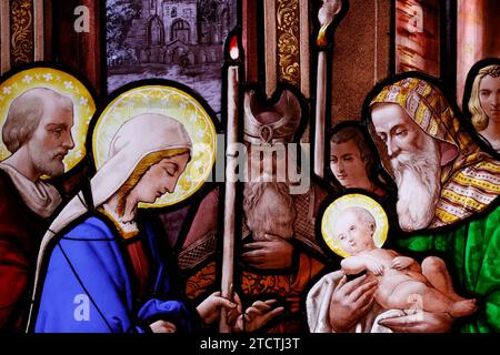 St. Leonard Kirche. Buntglas. Die Darstellung Jesu im Tempel. Honfleur. Frankreich. Stockfoto