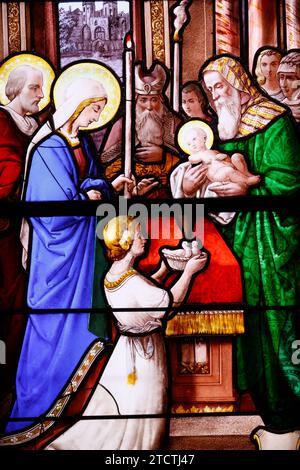 St. Leonard Kirche. Buntglas. Die Darstellung Jesu im Tempel. Honfleur. Frankreich. Stockfoto