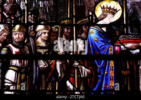 St. Martin Kirche. Buntglas. Ludwig IX. Von Frankreich ( St. Louis ) mit Dornenkrone. Villiers sur Mer. Frankreich. Stockfoto
