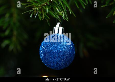 Augsburg, Bayern, Deutschland - 13. Dezember 2023: Christbaumkugel und Schmuck an einem Weihnachtsbaum zu Weihnachten *** Christbaumkugel und Schmuck an einem Weihnachtsbaum zu Weihnachten Stockfoto