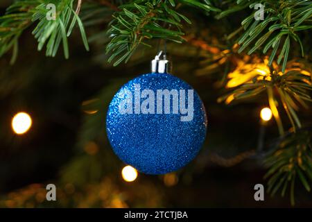 Augsburg, Bayern, Deutschland - 13. Dezember 2023: Christbaumkugel und Schmuck an einem Weihnachtsbaum zu Weihnachten *** Christbaumkugel und Schmuck an einem Weihnachtsbaum zu Weihnachten Stockfoto