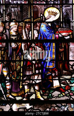 St. Martin Kirche. Buntglas. Ludwig IX. Von Frankreich ( St. Louis ) mit Dornenkrone. Villiers sur Mer. Frankreich. Stockfoto