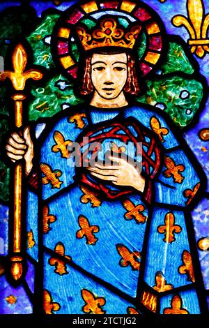 Kirche Saint Helier. Buntglas von Francois Decorchemont. Ludwig IX. Von Frankreich ( St. Louis ) mit Dornenkrone. Bleuzeville. Frankreich. Stockfoto