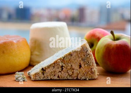 Asturische Käsesorten, hart geräucherter Kuhkäse von Pria, Blaukäse-Cabralis von Arenas und weißer Rebollin aus Pitu, Asturien, serviert im Freien mit Aussicht Stockfoto