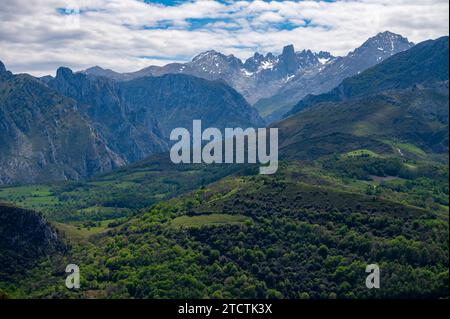 Panoramaaussicht auf Naranjo de Bulnes oder PICU Urriellu, Kalksteingipfel aus der paläozoischen Ära, in der zentralen Region Macizo Picos de Europa, m Stockfoto