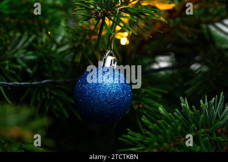 Augsburg, Bayern, Deutschland - 13. Dezember 2023: Christbaumkugel und Schmuck an einem Weihnachtsbaum zu Weihnachten *** Christbaumkugel und Schmuck an einem Weihnachtsbaum zu Weihnachten Stockfoto