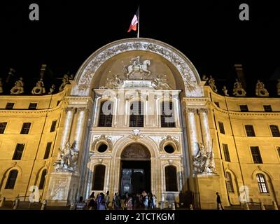 Beleuchtetes Hotel des Invalides, Paris, Frankreich Stockfoto