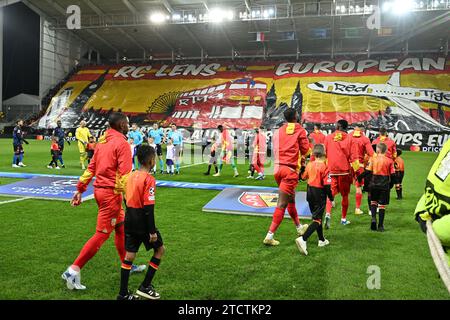 Linse, Frankreich. Dezember 2023. Spieler, die am 6. Spieltag der UEFA Champions League in Gruppe B in der Saison 2023-2024 zwischen Racing Club de Lens und dem FC Sevilla am 12. Dezember 2023 in Lens, Frankreich, auf das Feld einsteigen. (Foto: David Catry/Isosport) Credit: Sportpix/Alamy Live News Stockfoto