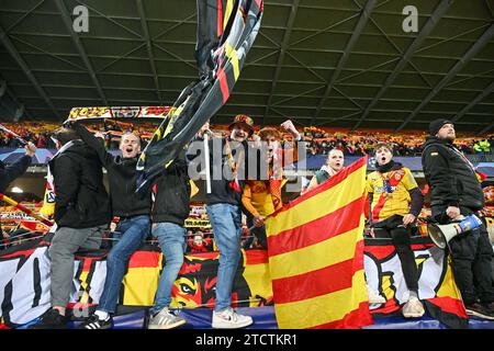 Linse, Frankreich. Dezember 2023. Fans und Fans von Lens feiern, nachdem sie am 12. Dezember 2023 in der Gruppe B in der Saison 2023-2024 das Spiel der UEFA Champions League zwischen Racing Club de Lens und dem FC Sevilla gewonnen haben. (Foto: David Catry/Isosport) Credit: Sportpix/Alamy Live News Stockfoto