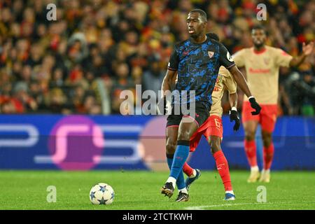 Linse, Frankreich. Dezember 2023. Boubakary Soumare (24) aus Sevilla, das am 6. Spieltag der UEFA Champions League in der Gruppe B in der Saison 2023-2024 zwischen Racing Club de Lens und dem FC Sevilla am 12. Dezember 2023 in Lens, Frankreich, gezeigt wurde. (Foto: David Catry/Isosport) Credit: Sportpix/Alamy Live News Stockfoto