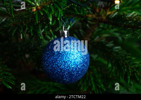 Augsburg, Bayern, Deutschland - 13. Dezember 2023: Christbaumkugel und Schmuck an einem Weihnachtsbaum zu Weihnachten *** Christbaumkugel und Schmuck an einem Weihnachtsbaum zu Weihnachten Stockfoto