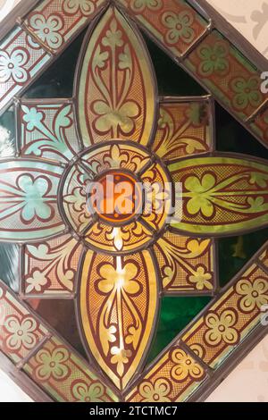 England, East Sussex, Battle Abbey, Das Große Gatehouse, großer Saal des Abtes, Ausstellung des Buntglasfensters im Kapitelhaus Stockfoto