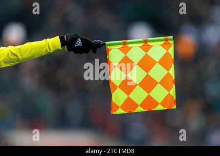 Mönchengladbach, Deutschland. Oktober 2023. firo : 02.12.2023, Fußball, 1. Liga, 1. Bundesliga, Saison 2023/2024, Borussia Mönchengladbach - TSG 1899 Hoffenheim Abseits, Flagge, Linienrichter, Schiedsrichter, Symbolfoto, General, Depositor, Feature, Credit: dpa/Alamy Live News Stockfoto