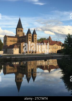 Basilika des heiligen Herzens, Paray-le-Monial, Saone-et-Loire, Frankreich, spiegelt sich im Fluss Bourbince Stockfoto