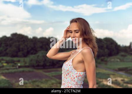 Mit einer jungen Frau im Park spazieren Stockfoto