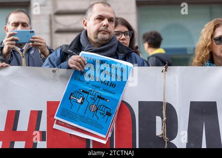 Roma, Italien. Dezember 2023. Sit-in auf der Piazza Santi Apostoli in Rom organisiert von FNSI (italienischer nationaler Presseverband) zur Verteidigung des Nachrichtenrechts (Foto: Matteo Nardone/Pacific Press) Credit: Pacific Press Media Production Corp./Alamy Live News Stockfoto