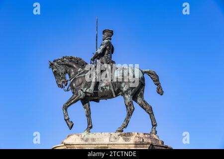 Chantilly Castle, Conde Museum, Chantilly, Oise, Frankreich Ritterbronzestatue von Anne de Montmorency, Konstabler von Frankreich, (1492–1567) am Hof Stockfoto