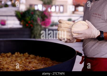 Riesige frische Tartiflette, Roblochon-Käse, Kartoffeln und Schinkenspezialität in den französischen Alpen. Frankreich. Stockfoto