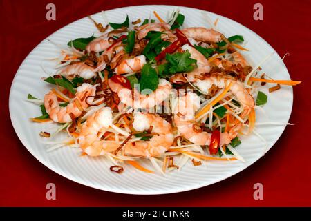 Teller mit scharfem grünem thailändischen Papaya-Salat mit Garnelen. Stockfoto