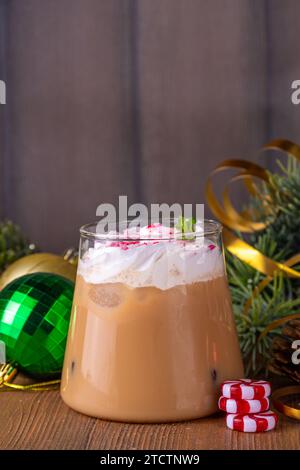 Eis Pfefferminzmocha oder Latte, Weihnachtskaffee mit zerstoßenen Bonbons, Schlagsahne und Minzsirup, festliches kaltes Weihnachtsgetränk Stockfoto