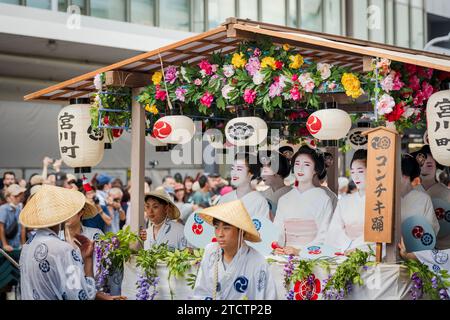 Kyoto, Japan - 24. Juli 2023: Gion Matsuri Festival, Hanagasa Junko Parade. Flower Umbrella Prozession der Float Parade auf der Stadtstraße. Stockfoto