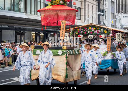 Kyoto, Japan - 24. Juli 2023: Gion Matsuri Festival, Hanagasa Junko Parade. Flower Umbrella Prozession der Float Parade auf der Stadtstraße. Stockfoto