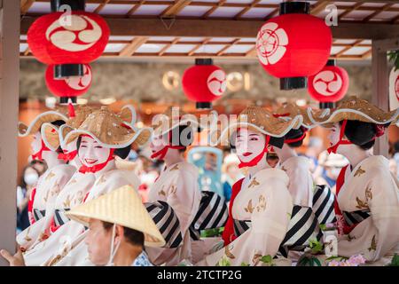 Kyoto, Japan - 24. Juli 2023: Gion Matsuri Festival, Hanagasa Junko Parade. Flower Umbrella Prozession der Float Parade auf der Stadtstraße. Stockfoto