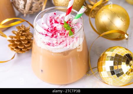 Eis Pfefferminzmocha oder Latte, Weihnachtskaffee mit zerstoßenen Bonbons, Schlagsahne und Minzsirup, festliches kaltes Weihnachtsgetränk Stockfoto