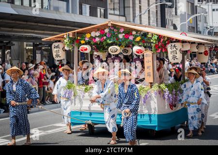 Kyoto, Japan - 24. Juli 2023: Gion Matsuri Festival, Hanagasa Junko Parade. Flower Umbrella Prozession der Float Parade auf der Stadtstraße. Stockfoto