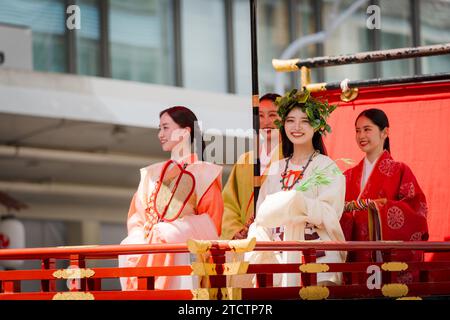 Kyoto, Japan - 24. Juli 2023: Gion Matsuri Festival, Hanagasa Junko Parade. Flower Umbrella Prozession der Float Parade auf der Stadtstraße. Stockfoto