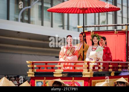 Kyoto, Japan - 24. Juli 2023: Gion Matsuri Festival, Hanagasa Junko Parade. Flower Umbrella Prozession der Float Parade auf der Stadtstraße. Stockfoto